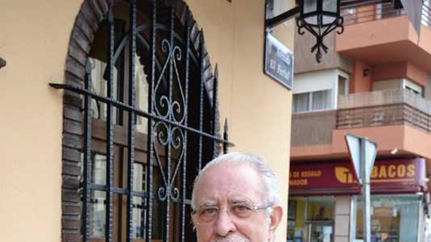 José María Merino en una calle de Benavente.