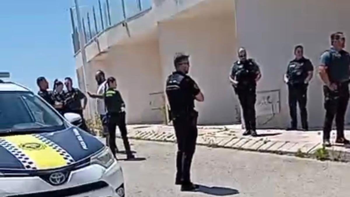 Despliegue policial en Cullera tras un aviso de okupación de una vivienda en una imagen de archivo.