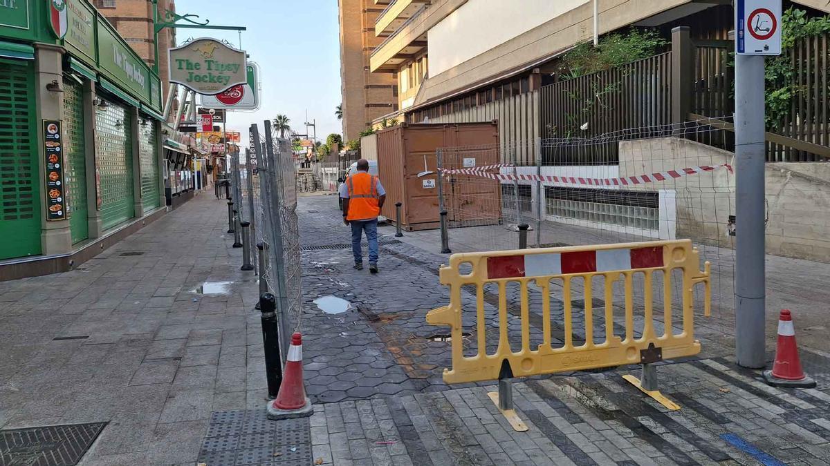 Imagen de la calle en obras que sirve de pasaje a la concurrida playa de Levante.