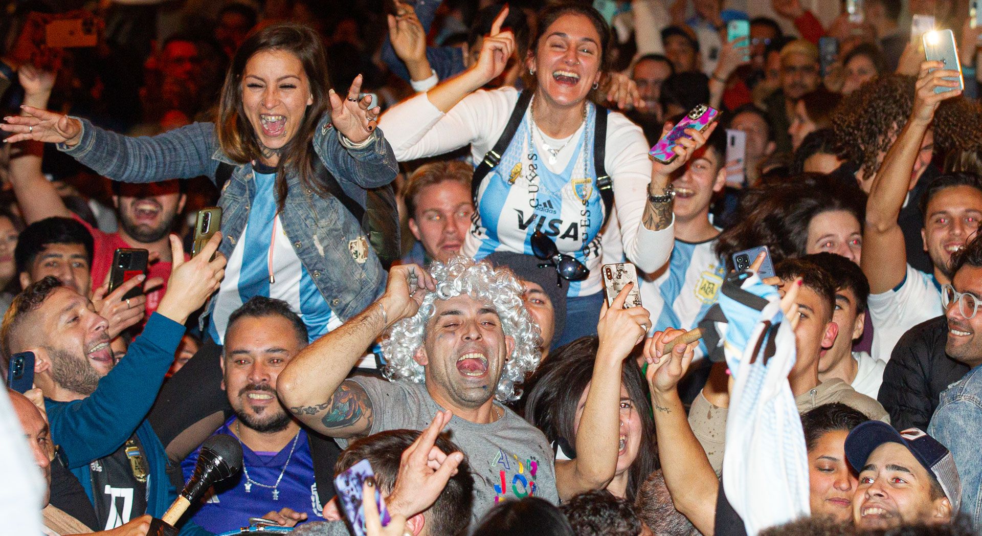 Aficionados argentinos celebran la victoria de su selección en las calles de Alicante