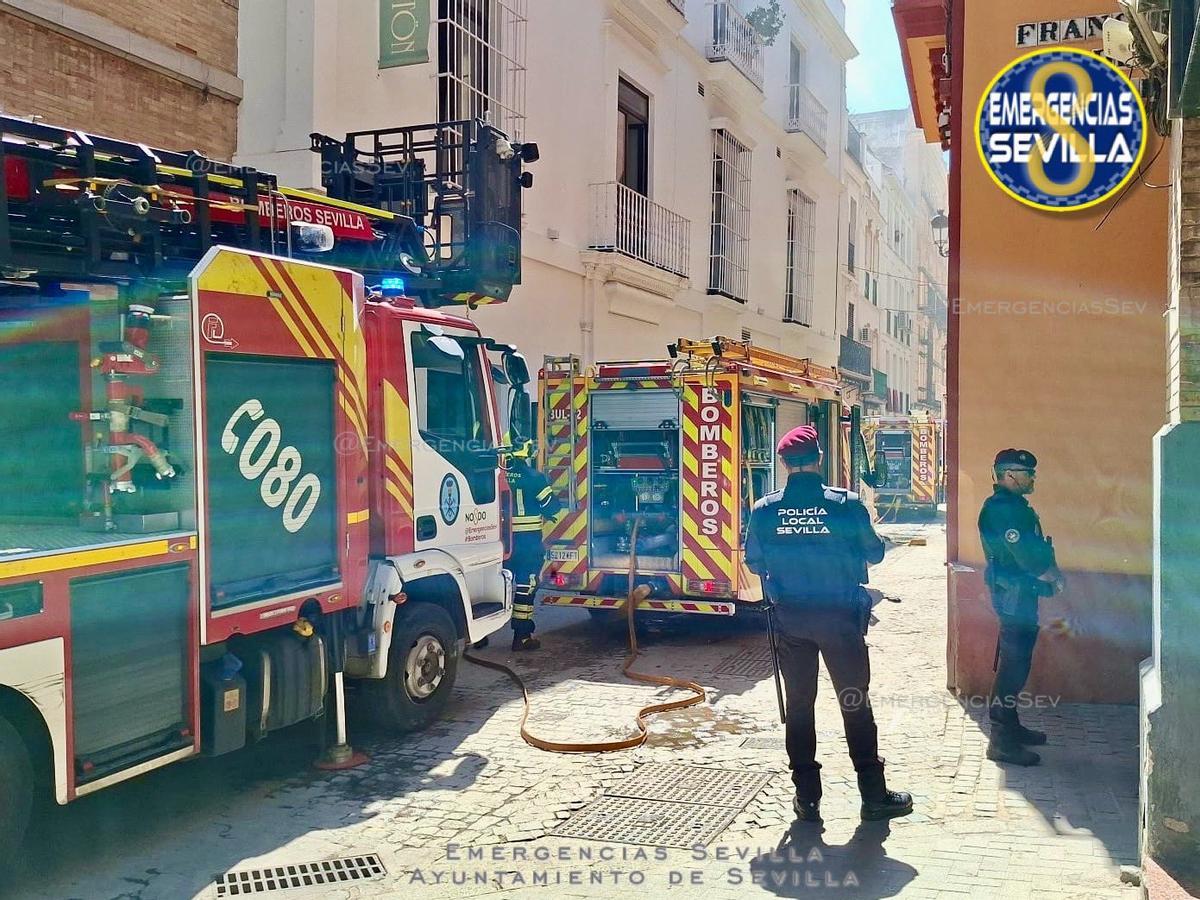 Un incendio obliga a acotar la calle Cuna de Sevilla antes del paso de la Borriquita