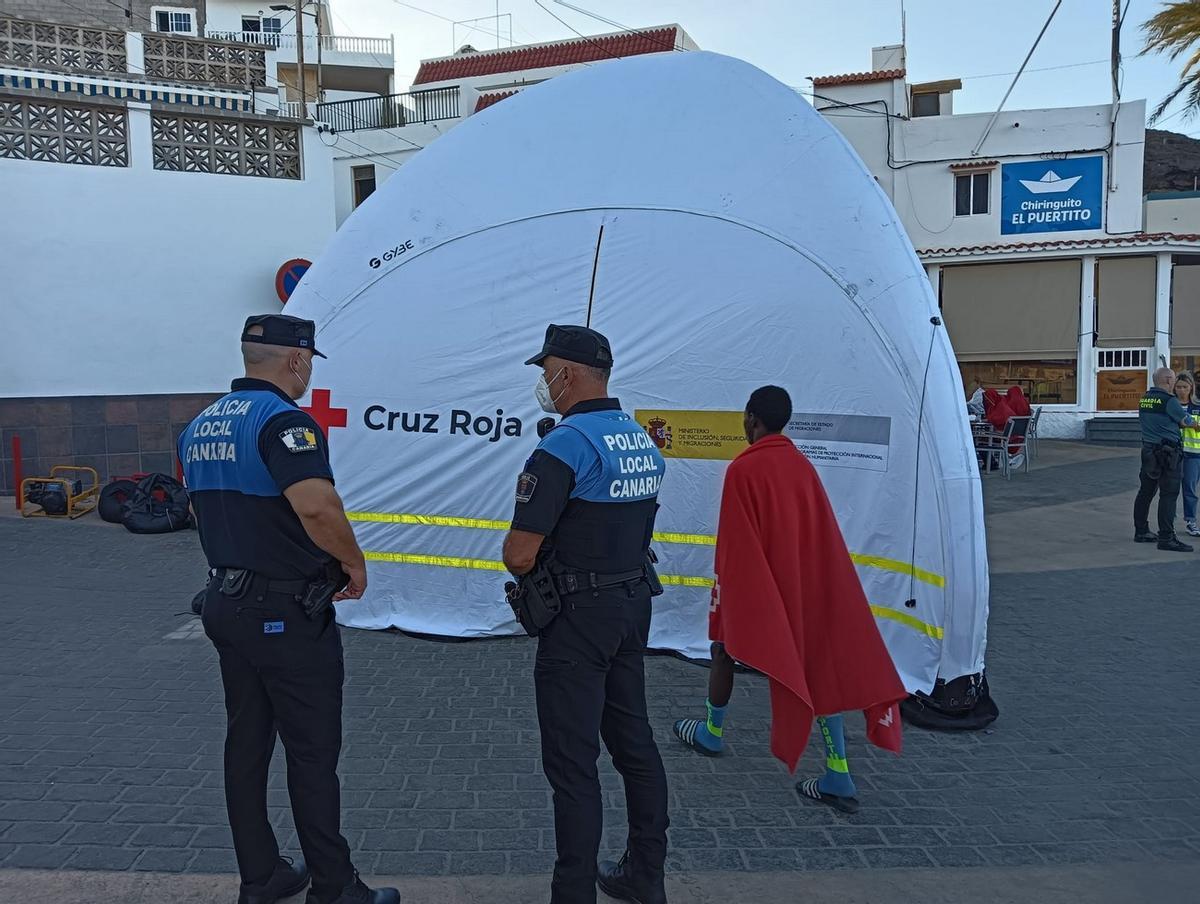 Imagen de la carpa en la que se atendió a los migrantes llegados a Adeje este sábado.
