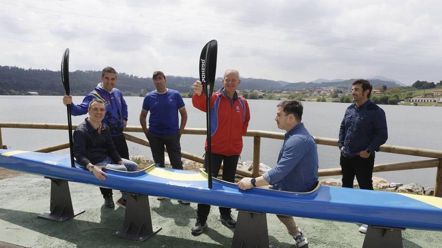 El pantano de Trasona estrena dos banco-miradores inspirados en embarcaciones de remo y piragüismo