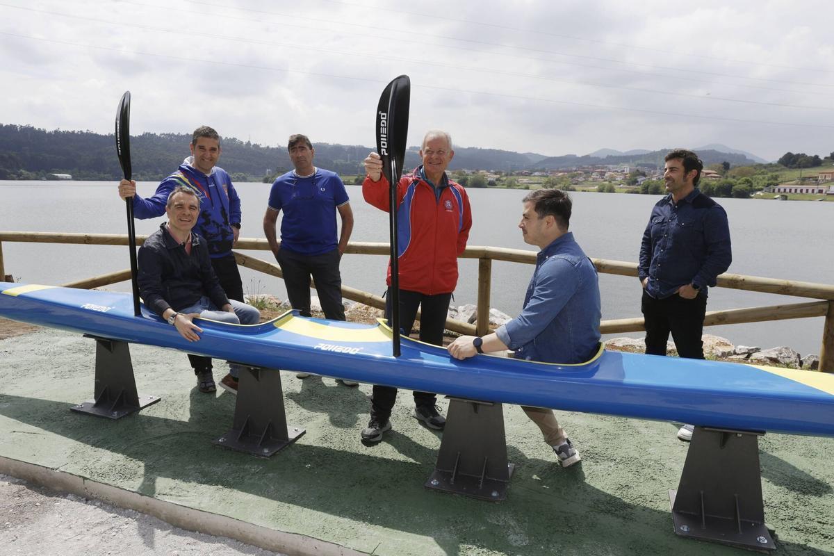 Presentación de los nuevos banco miradores en el pantano que emularán una piragua y una bote de remo.