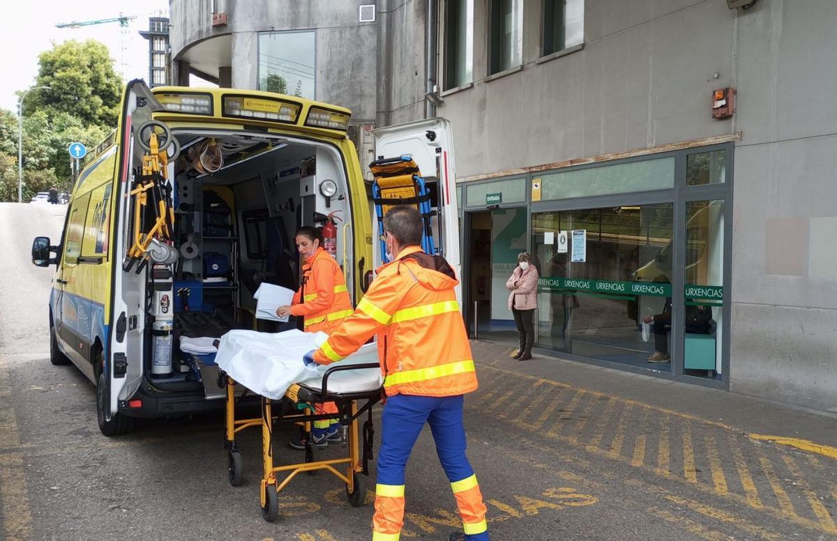 Una ambulancia ante la entrada del servicio de Urgencias del Hospital Montecelo.