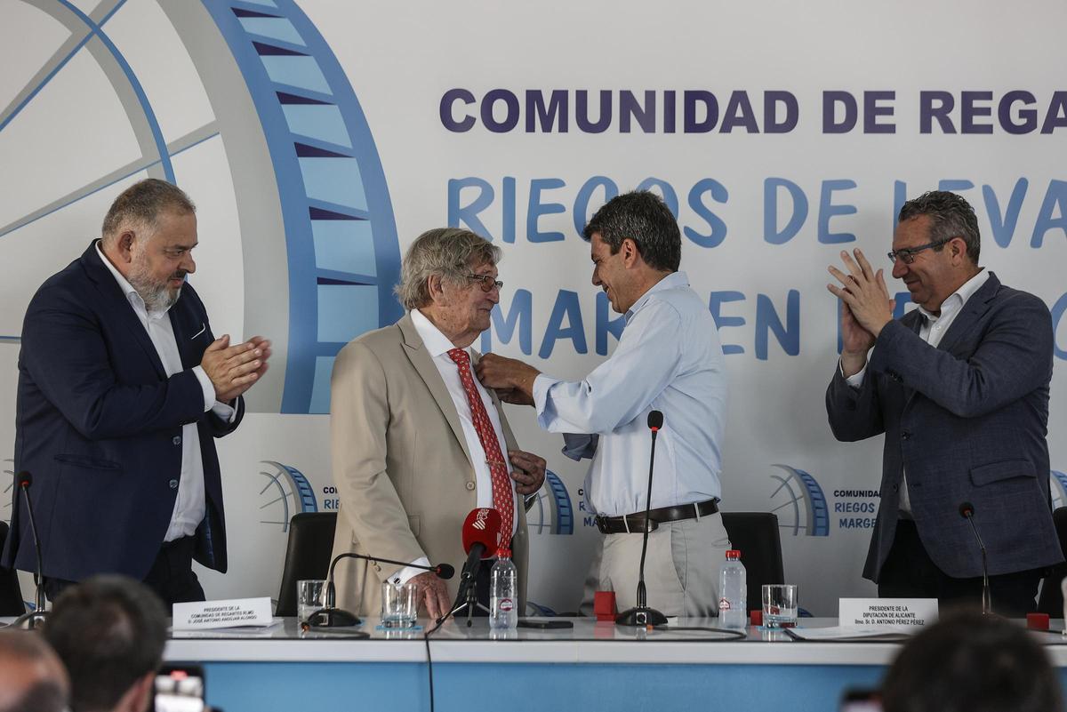 Imposición de la medalla de oro de la Comunidad de Riegos de Levante Margen Derecha a su presidente, José Andújar.