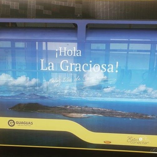 Cartel equivocado en un vehículo de Guaguas Municipales al poner una foto del islote de Lobos por la isla de La Graciosa.