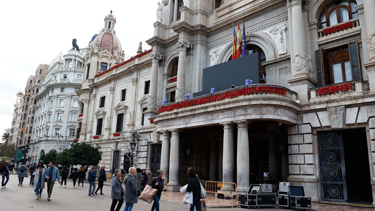 El Ayuntamiento de València, engalanado para Nochevieja.