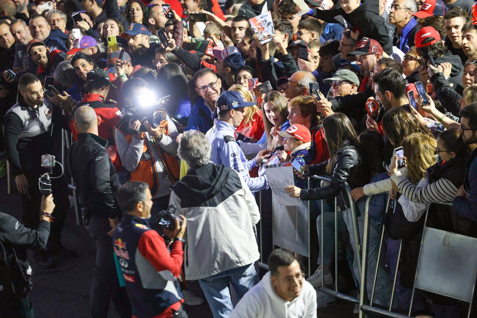 Más de 2.000 aficionados disfrutan del pitwalk con Marc Márquez y los pilotos de MotoGP