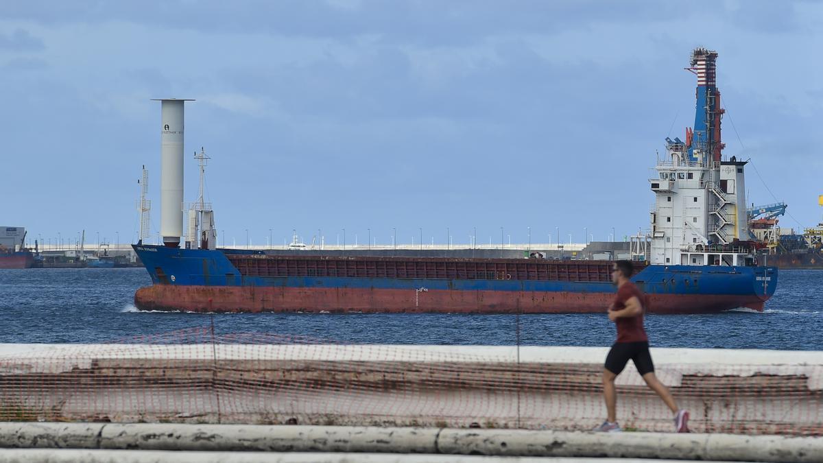 El buque Adria Kvarner entrando en el puerto capitalino.