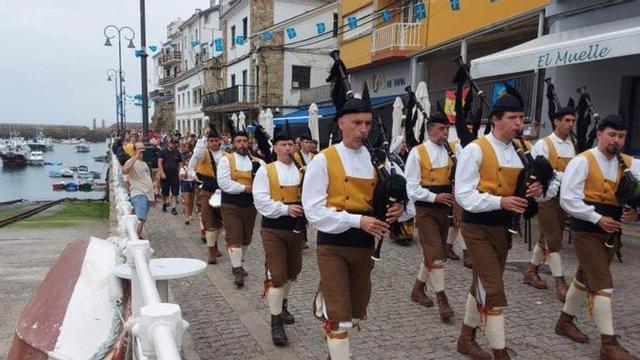 Alborada de gaitas durante el Festival Intercéltico d’Occidente en Tapia de 2025.