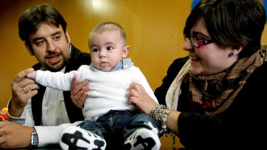 Ana y David, los padres de Juan, el primer bebé del mundo seleccionado con el EmbryoScope, un incubador que permite observar al embrión desde el momento de la fecundación in vitro hasta su transferencia al útero, contaron hoy en una rueda de prensa la historia de su hijo, nacido en Valencia el pasado 4 de junio.