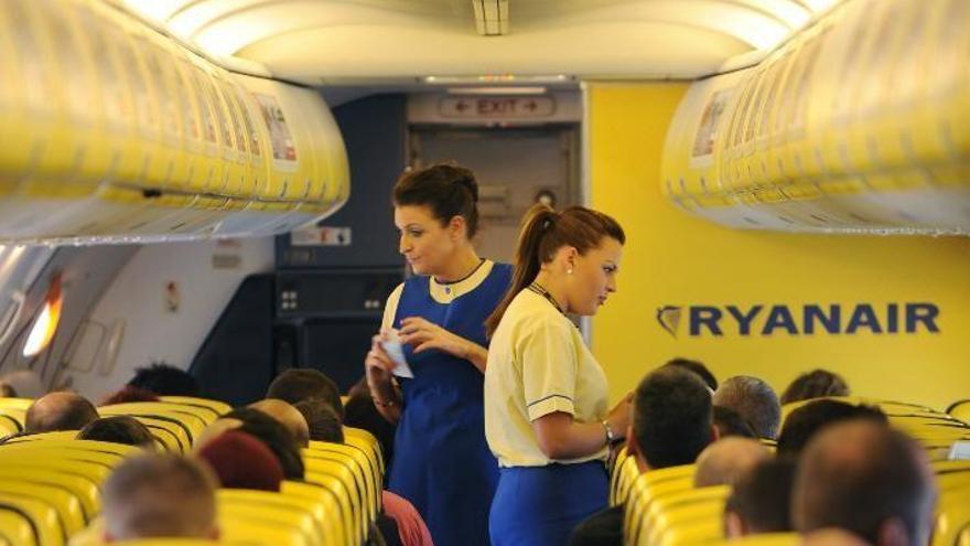 Dos azafatas de Ryanair durante un vuelo de la compañía irlandesa.
