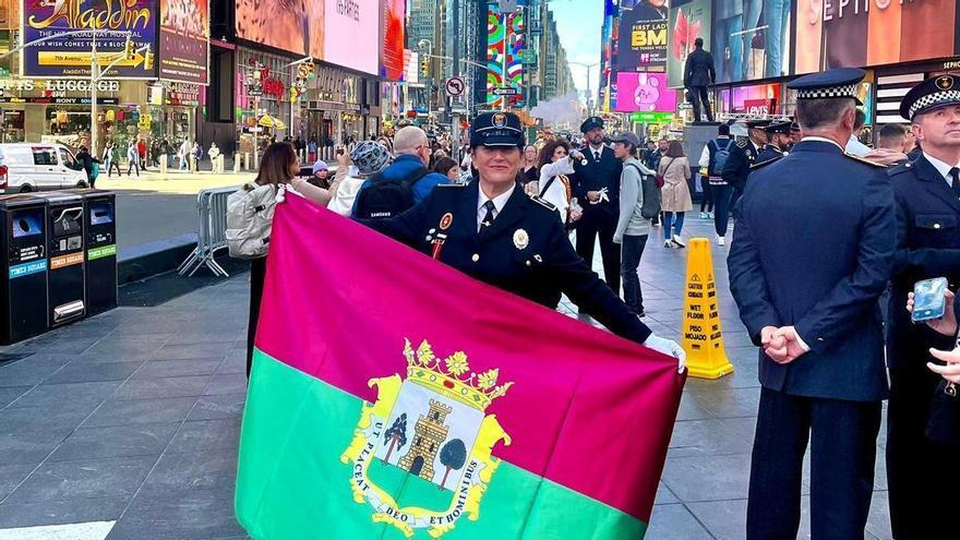 Una policía local de Plasencia, en el desfile de La Hispanidad de Nueva York