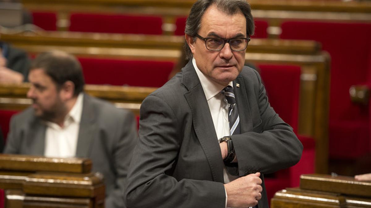 Artur Mas, en primer plano, y Oriol Junqueras, en su escaño, este miércoles en el Parlament.