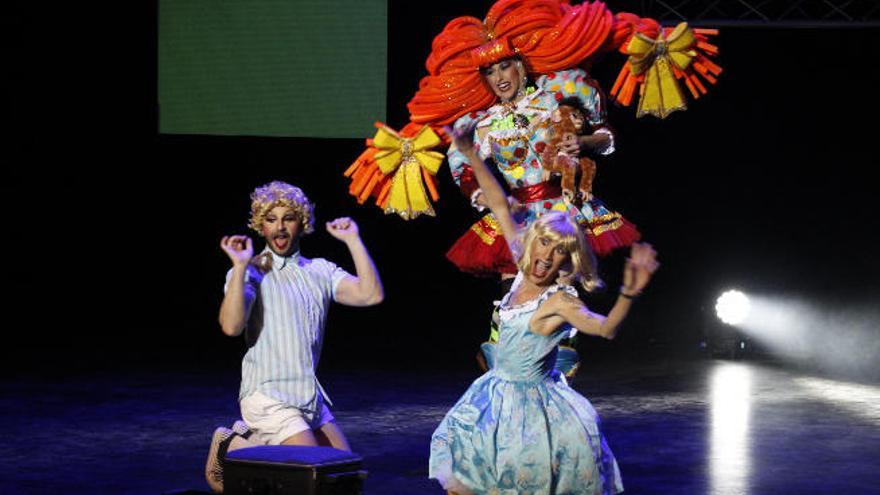 Actuación de la drag Pícara con la alegoría Con mi ramita de laurel y mi San Pancracio en el auditorio.