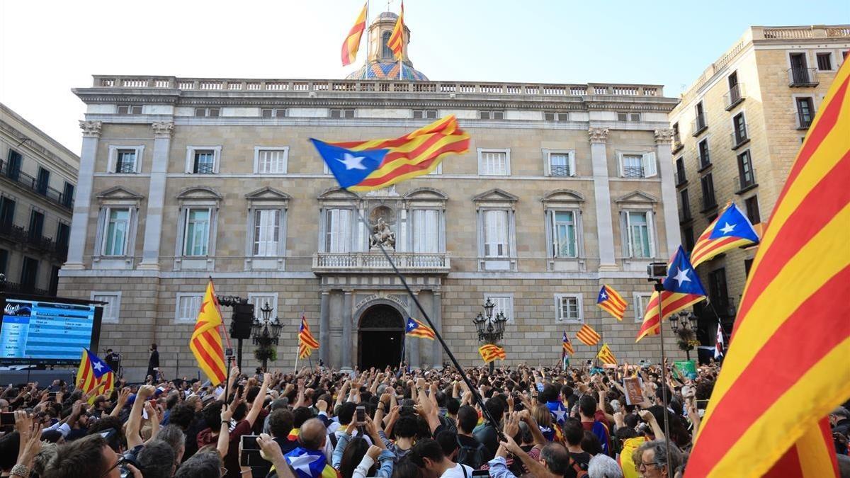 Concentración en la Plaça Sant Jaume tras la declaración de la Independencia.