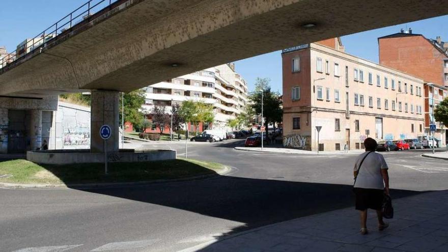 Una mujer pasea junto a la rotonda en la que se produjo el accidente.