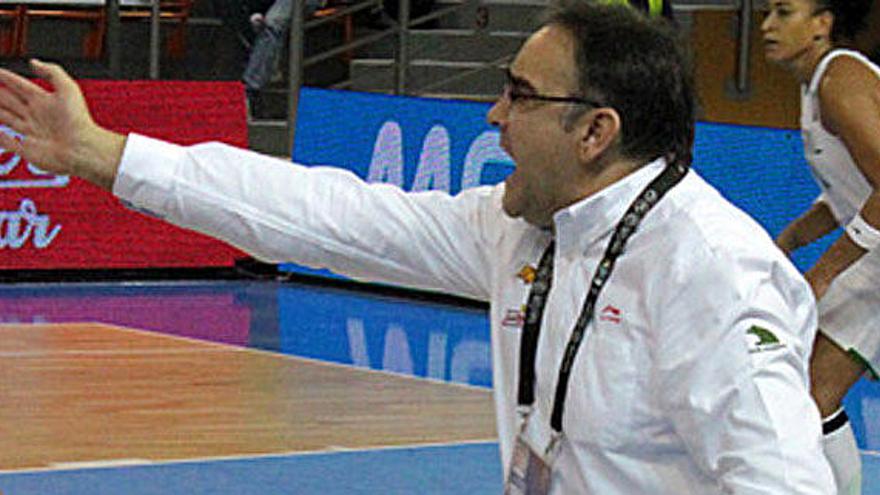 El entrenador de la selección española de baloncesto femenino, Juan Ignacio Hernández, da instrucciones.