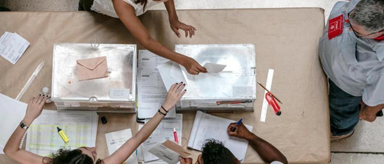 Una mujer votando en un colegio electoral de Mallorca.