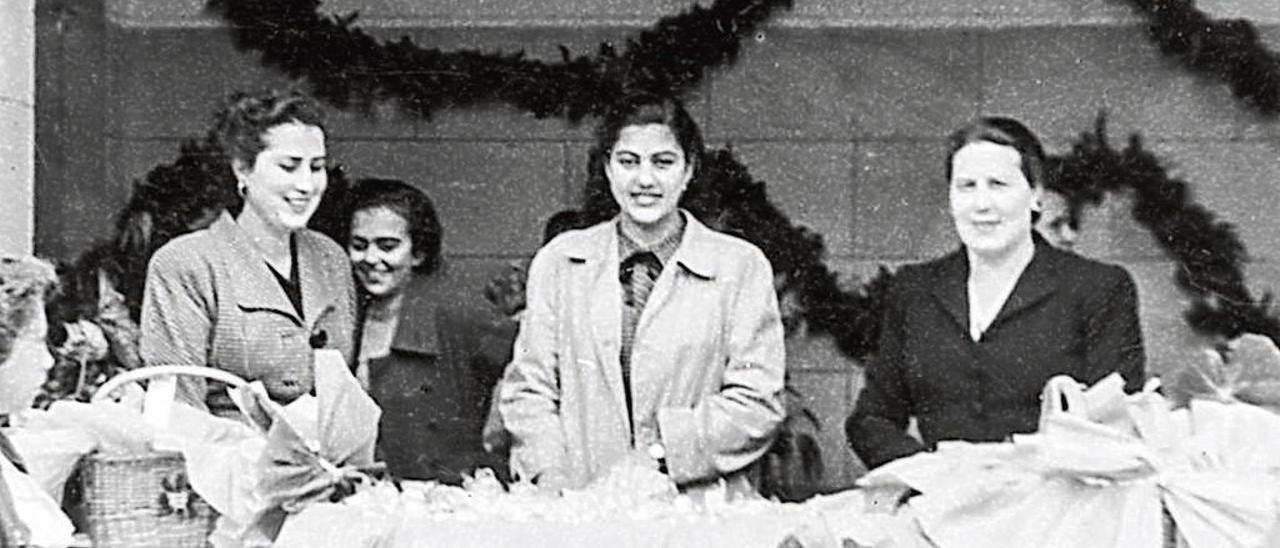A la derecha, Blanca Somonte, en Güevos Pintos, sobre los años 40 o 50.