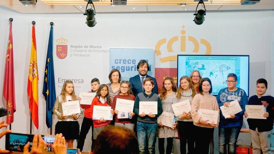 Entrega de premios a los diez alumnos ganadores