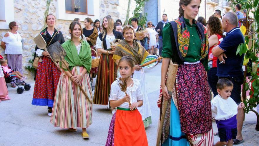 Dos momentos de la «Processó de les Eines» que tuvo lugar ayer en Sella.