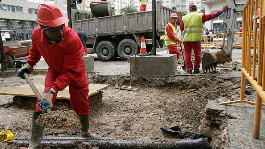 Obras en una calle de A Coruña con cargo al fondo de inversión local. / eduardo vicente