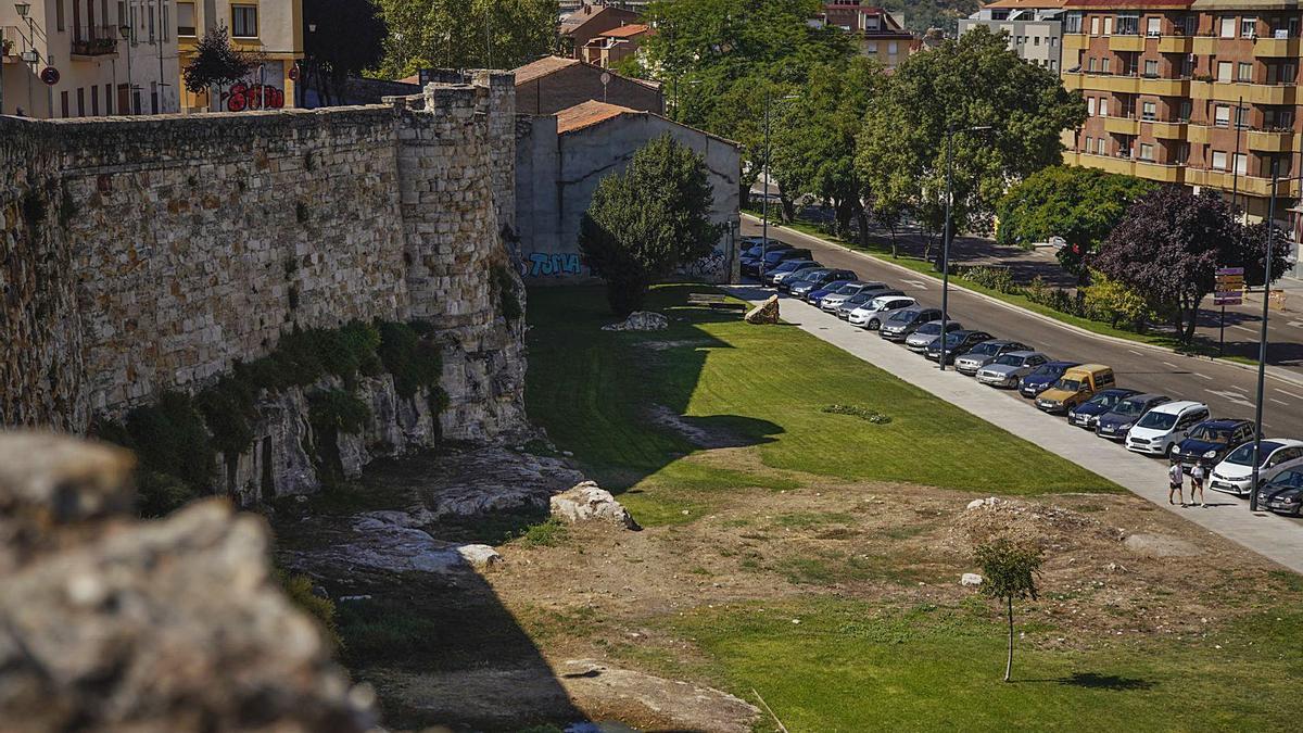 Aspecto actual de la avenida de la Feria, con la zona del antiguo “glacis” hoy liberado de edificios. | José Luis Rodríguez