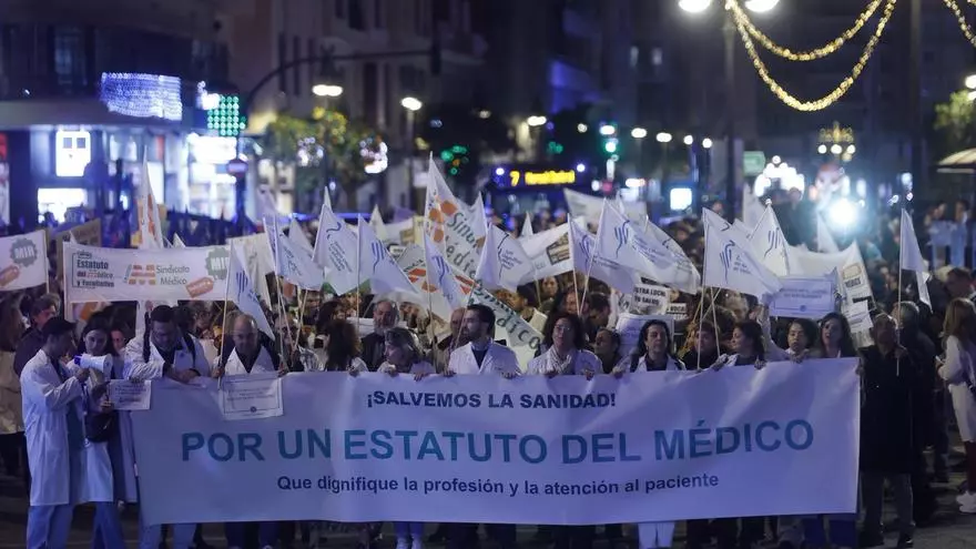 Los médicos cierran su tercera huelga en un año con una manifestación en València