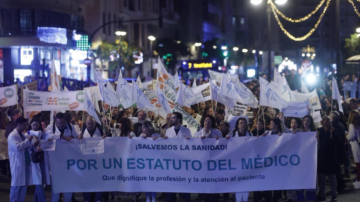 Los médicos cierran su tercera huelga en un año con una manifestación en València