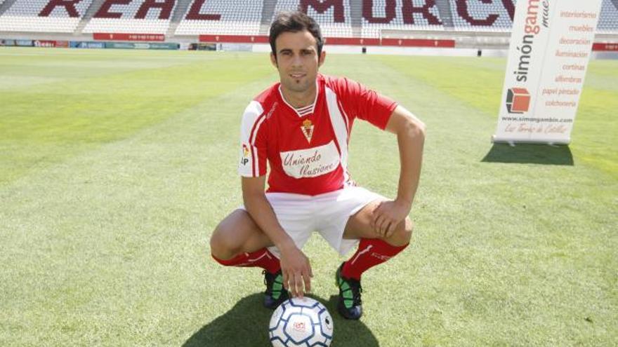 Francisco Molinero, durante su presentación hoy como nuevo futbolista del Real Murcia