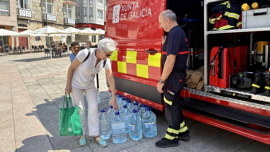 Reparto de agua en la Praza da Igrexa de Lalín.