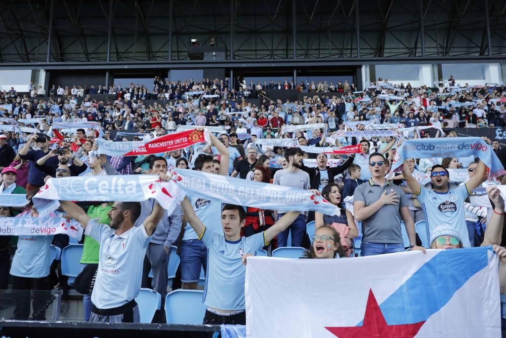 Cánticos de ocasión por parte de las dos hinchadas, preñados de sarcasmo, se unieron a los clásicos del derbi.