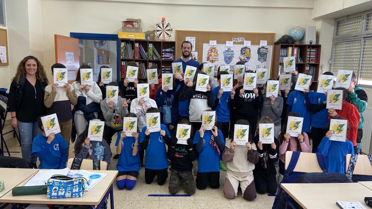 Antonio Amorós, representante de la empresa AWERGY, durante una charla formativa en el CEIP Santo Negro de Elda.