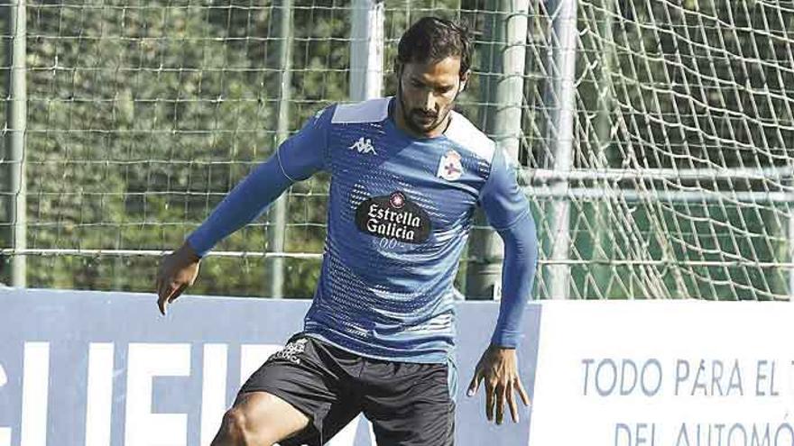 Celso Borges se entrena en Abegondo a la espera de que se resuelva su futuro. |  // ARCAY/ROLLER AGENCIA