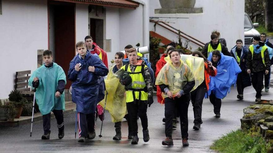 Alumnos del colegio Salesianos, de Ourense, a su llegada al albergue de A Laxe. // Bernabé/Javier Lalín