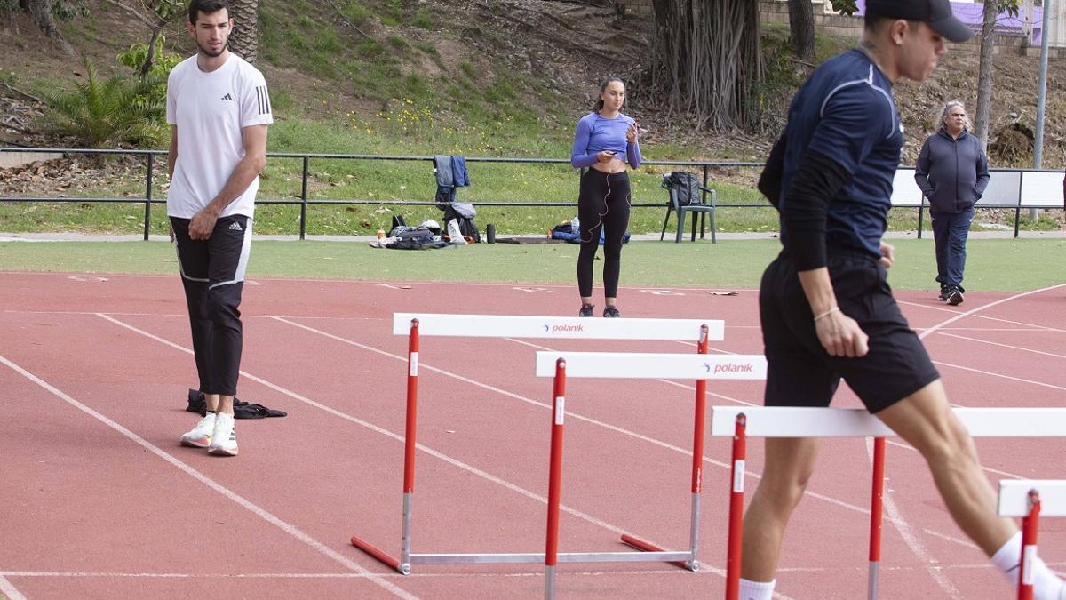 Un entrenamiento en la pista de atletismo de Gandia