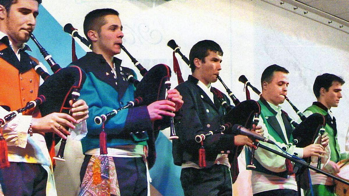 Antiguos integrantes de &#039;Doces Lembranzas&#039; tocando.