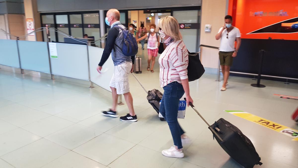 Turistas británicos en el aeropuerto de Ibiza el verano de 2020.