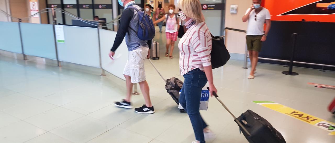 Turistas británicos en el aeropuerto de Ibiza el verano de 2020.