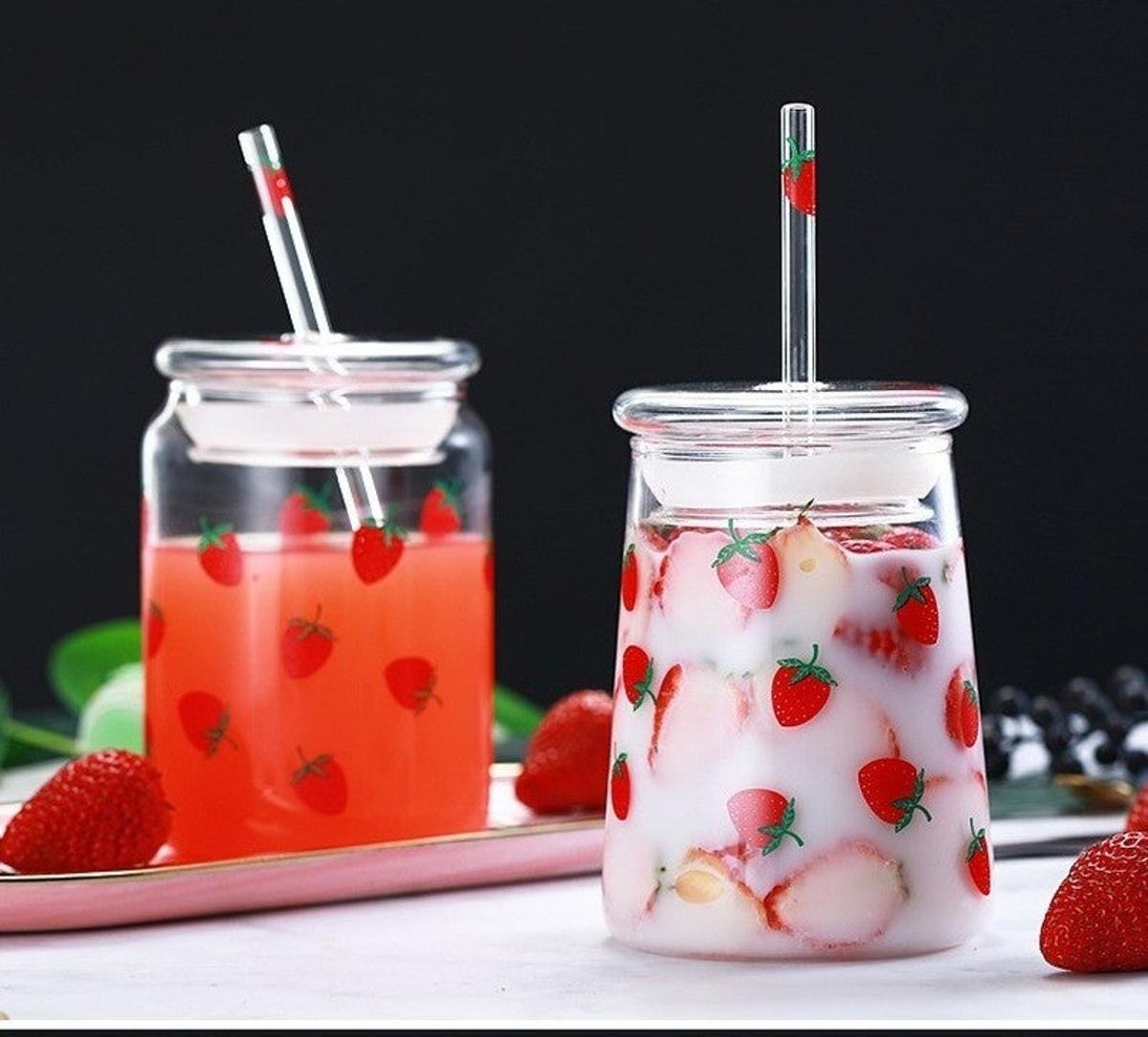 Botella de cristal con pajita y estampado de fresas Botella de cristal con pajita y estampado de fresas