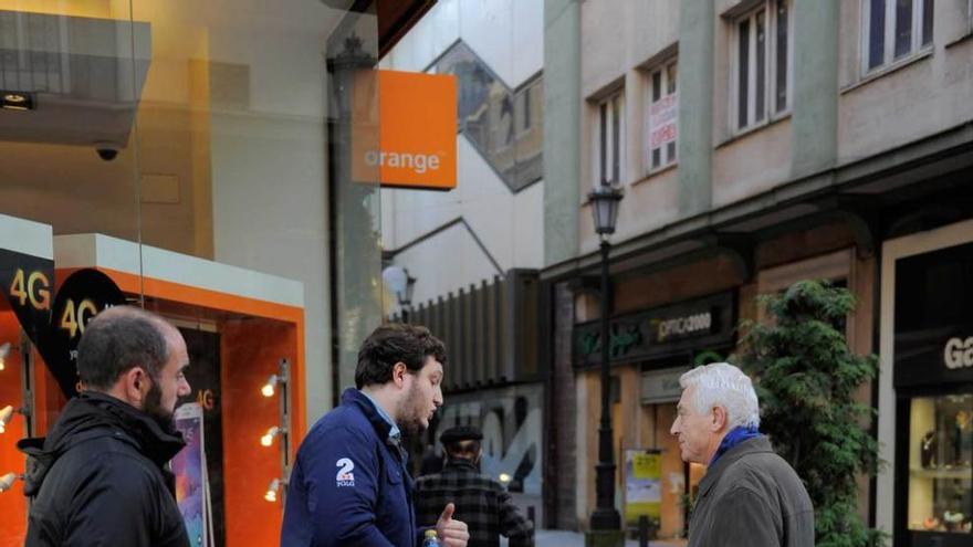 Jorge Cabanas, de Falange, en el puesto de recogida de comida.