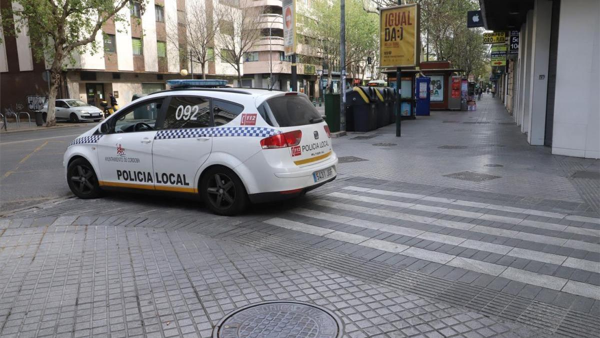 La Policía Local ordena el cierre de trece bares y multa a uno por tener clientes dentro consumiendo