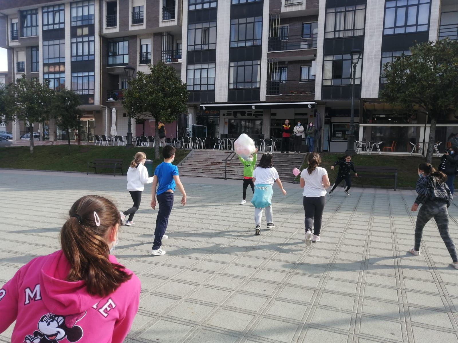 Los niños de Llanera hacen ejercicio en la calle