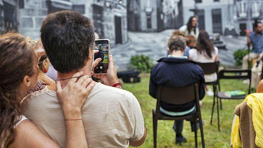 El concierto al aire libre de Ton y Carlos Risco reunió a 50 personas ayer en El Cercano.