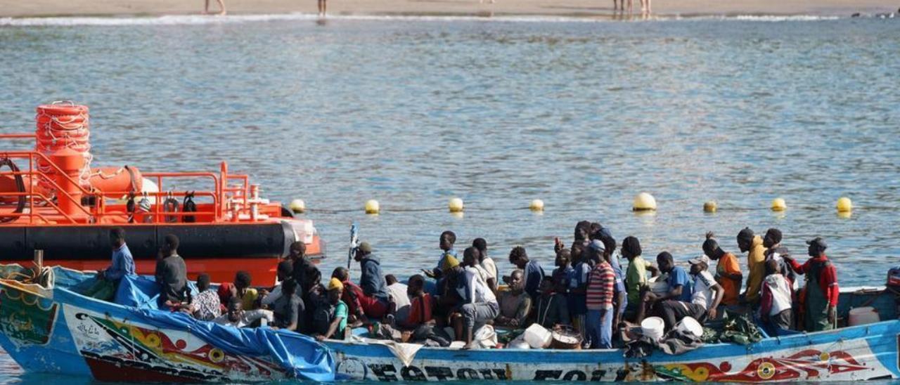 Una embarcación con 43 migrantes llega al puerto de Los Cristianos, en Tenerife.