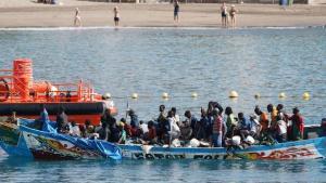Una embarcación con 43 migrantes llega al puerto de Los Cristianos, en Tenerife.