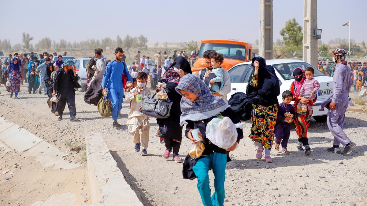 Un grupo de refugiados afganos intenta cruzar la frontera con Irán.