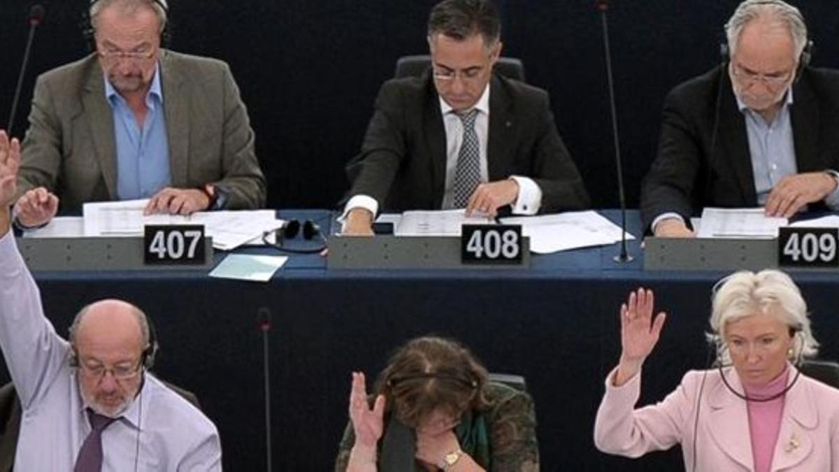 Varios eurodiputados votan en una sesión en el Parlamento Europeo, este miércoles en Estrasburgo.